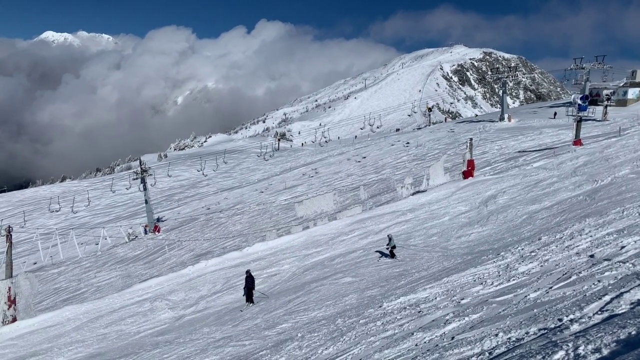 女人在欧洲阿尔卑斯山上滑雪视频素材