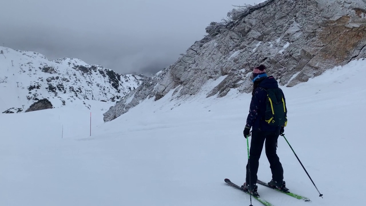 女人在欧洲阿尔卑斯山上滑雪视频素材