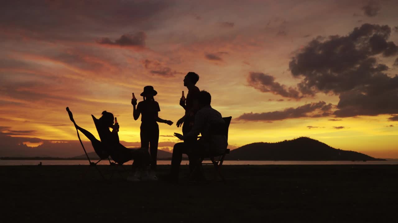 视频拍摄的是一群朋友在夕阳下的田野上跳舞。视频素材