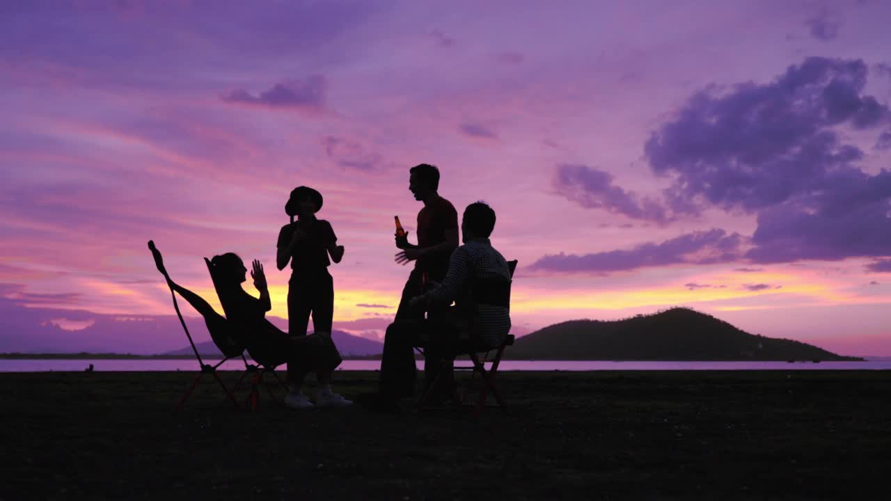 视频拍摄的是一群朋友在夕阳下的田野上跳舞。视频素材