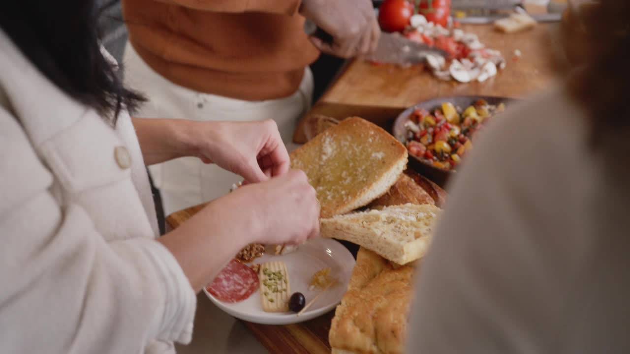 朋友们在家里的社交聚会上聊天和准备食物视频素材