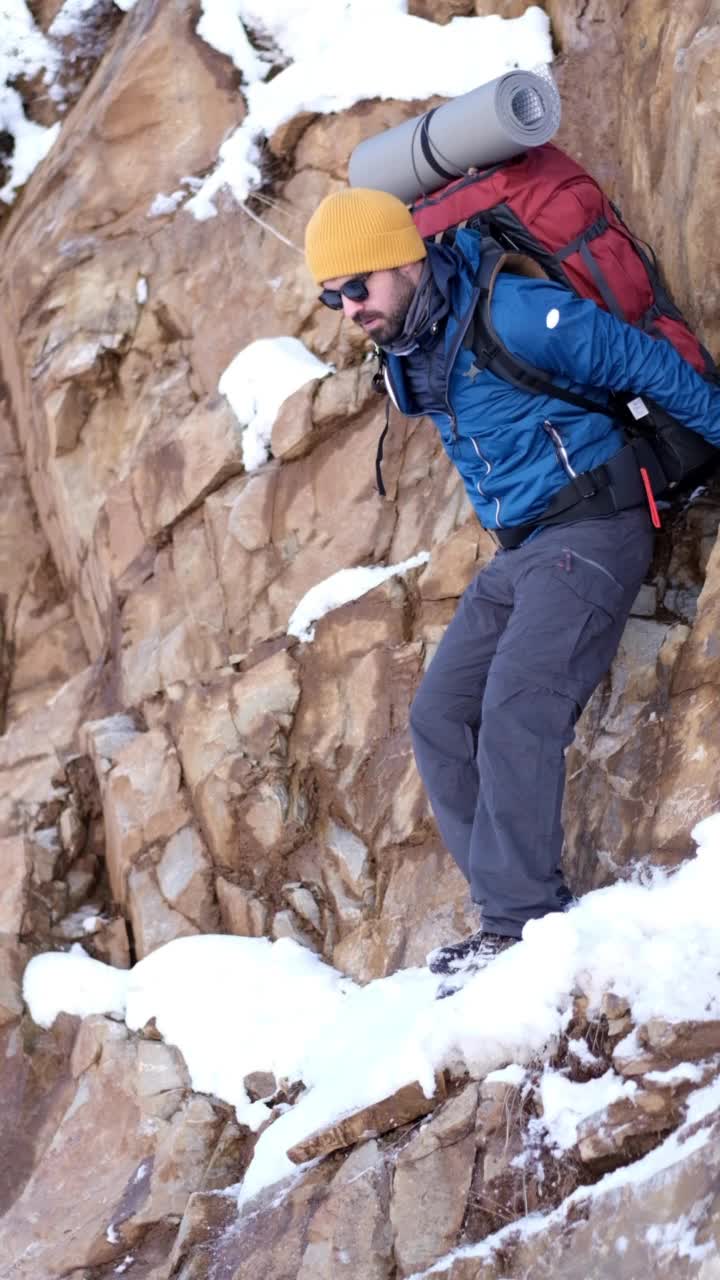 冬天背着背包在山里徒步旅行的人视频素材