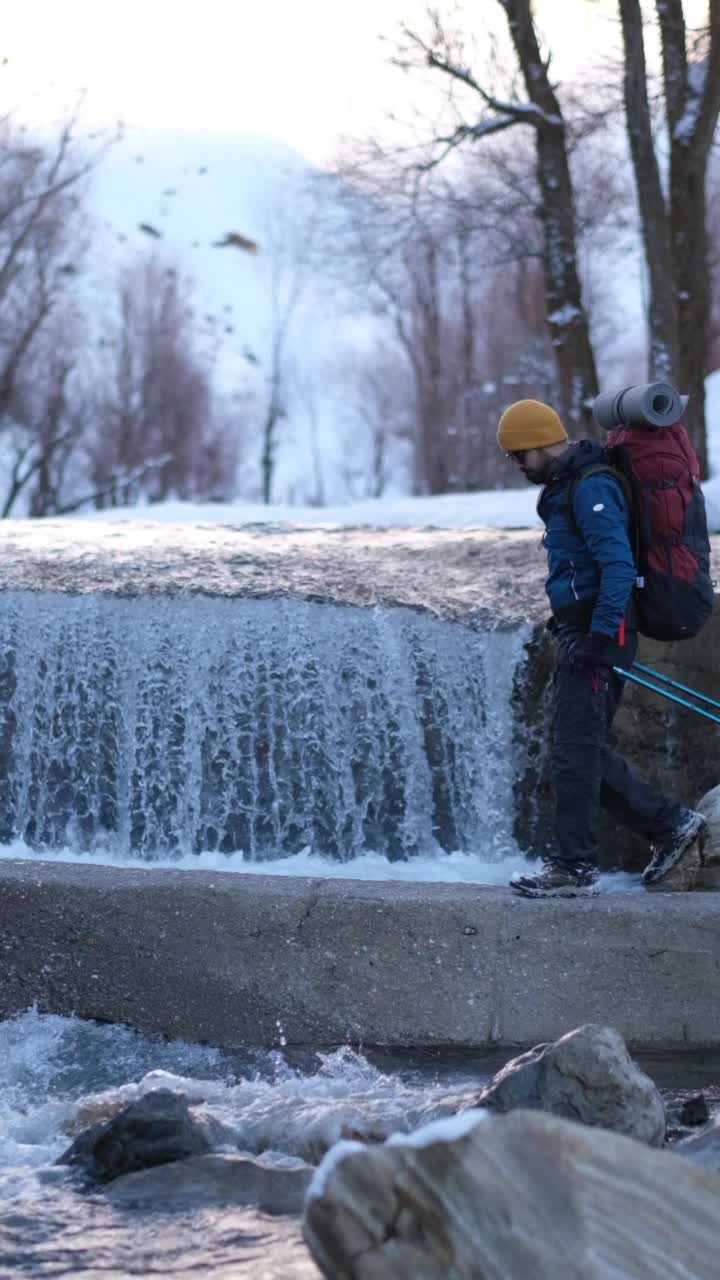 冬天背着背包在山里徒步旅行的人视频素材