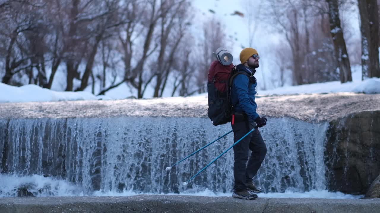 冬天背着背包在山里徒步旅行的人视频素材