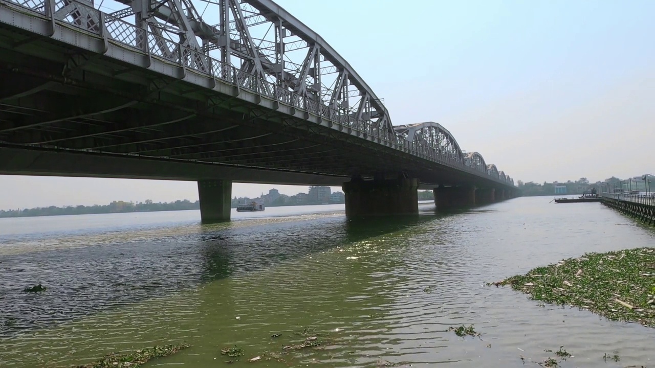 印度西孟加拉邦Hooghly河上的Vivekananda Setu桥连接巴利的Howrah市和Dakshineswar的Kolkata市。视频素材