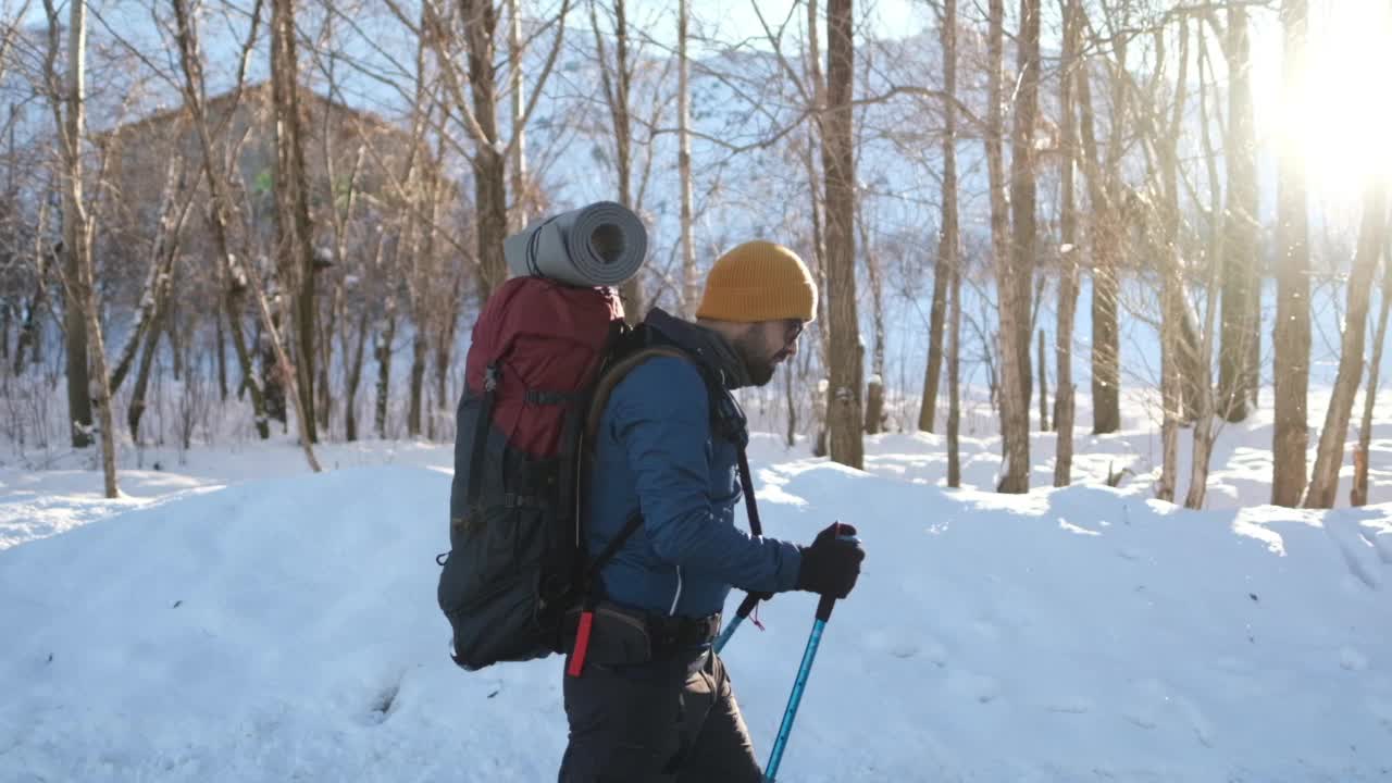 冬天背着背包在山里徒步旅行的人视频素材