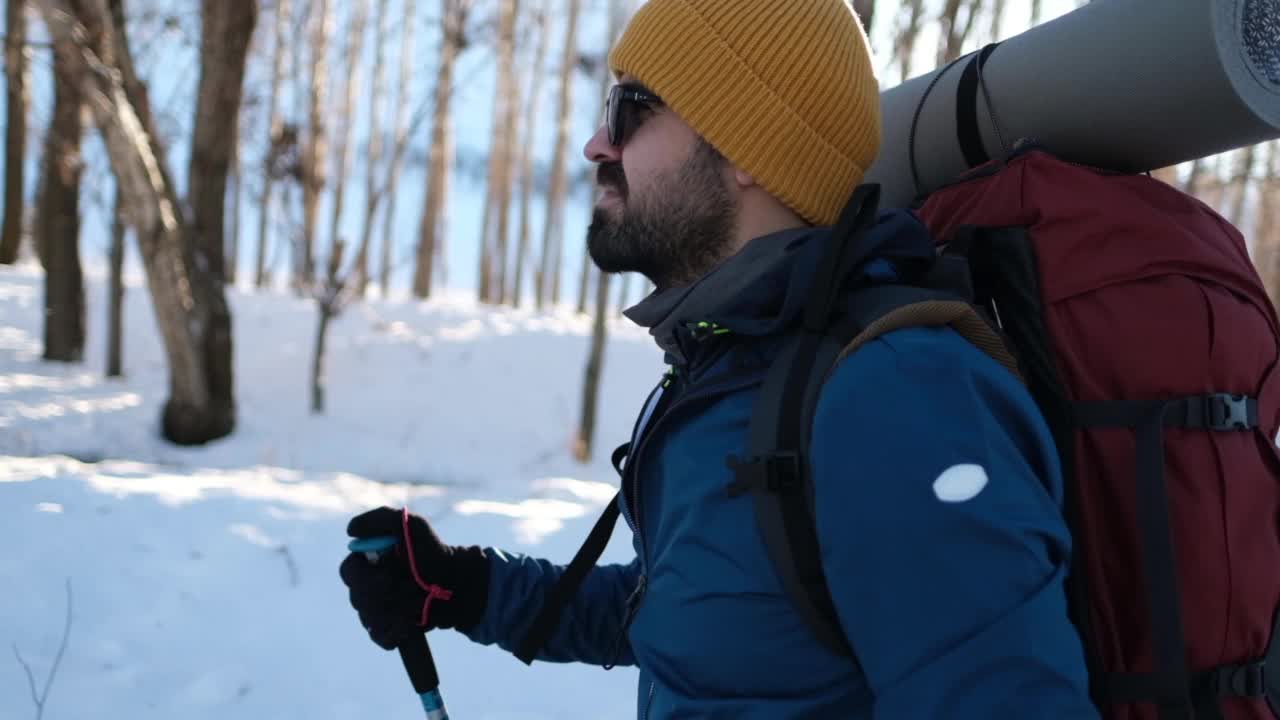 冬天背着背包在山里徒步旅行的人视频素材