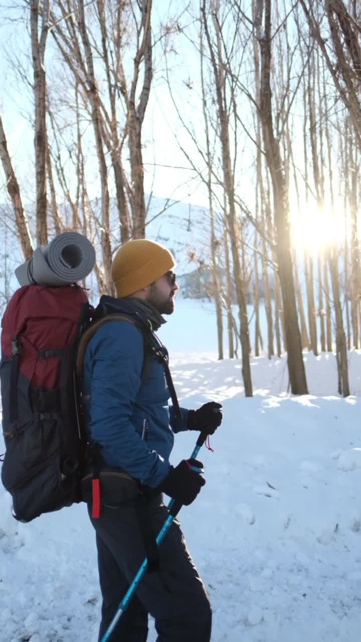 冬天背着背包在山里徒步旅行的人视频素材