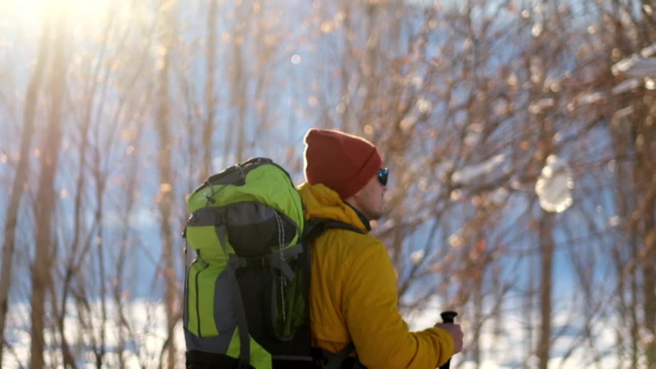 冬天背着背包在山里徒步旅行的人视频素材