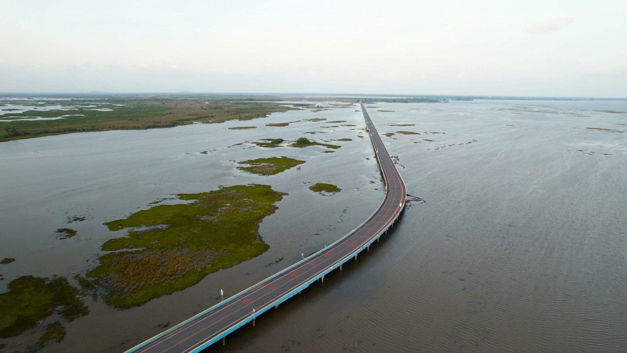 泰国公路桥梁乡村公路上汽车行驶的交通鸟瞰图视频素材