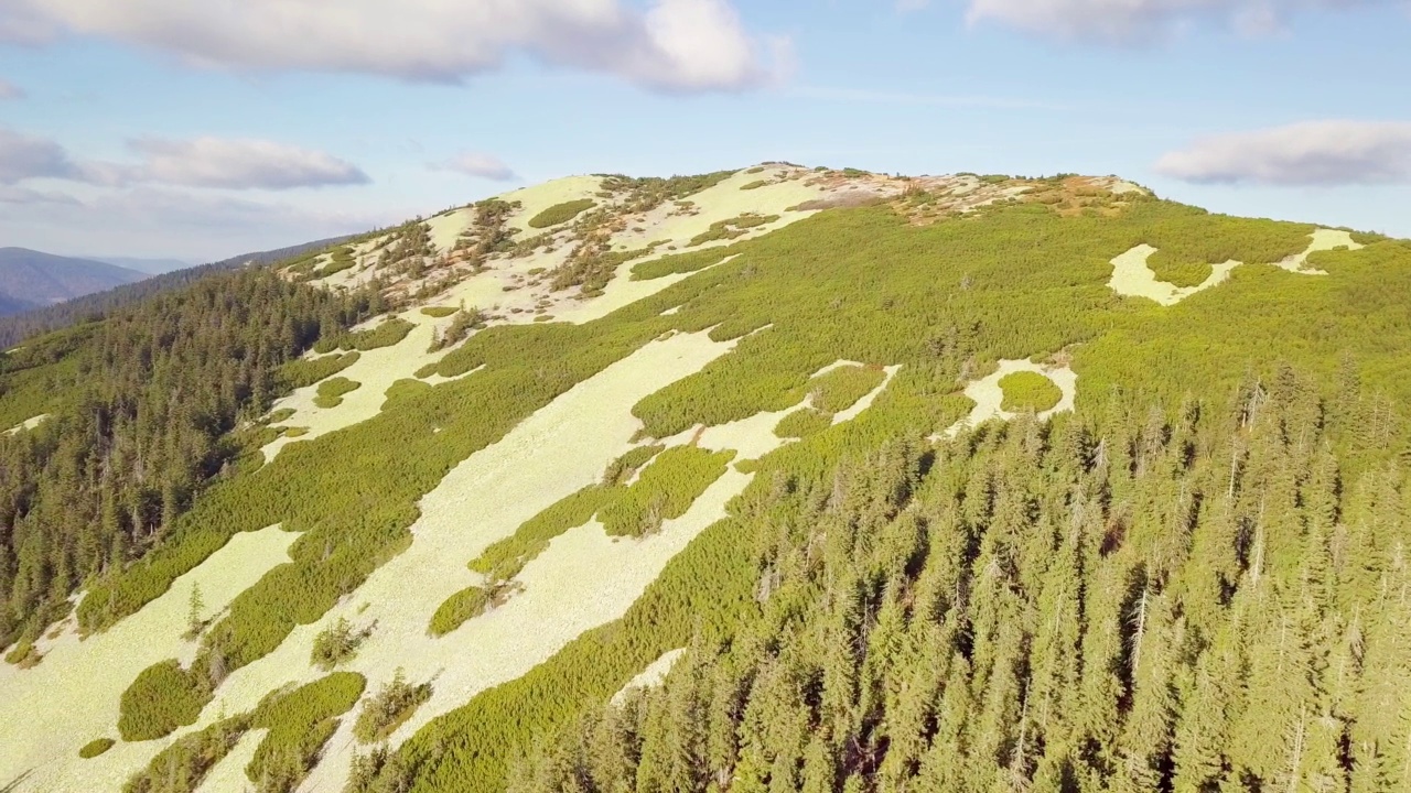 鸟瞰图上的美景。令人叹为观止的风景与全景山脉景观-喀尔巴阡山脉，辛尼维尔山口，卡缅卡山，乌克兰。4k格式的高质量拍摄视频素材