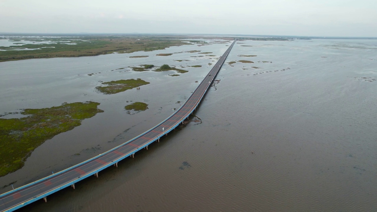 泰国公路桥梁乡村公路上汽车行驶的交通鸟瞰图视频素材