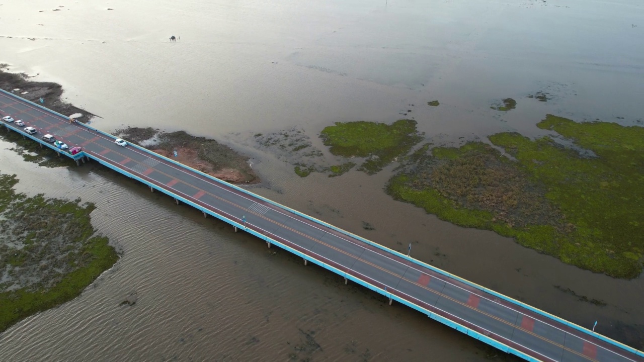 泰国公路桥梁乡村公路上汽车行驶的交通鸟瞰图视频素材