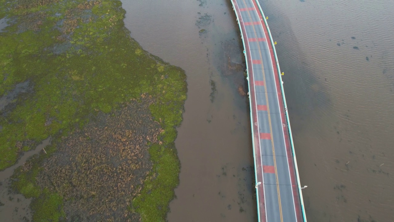 泰国公路桥梁乡村公路上汽车行驶的交通鸟瞰图视频素材