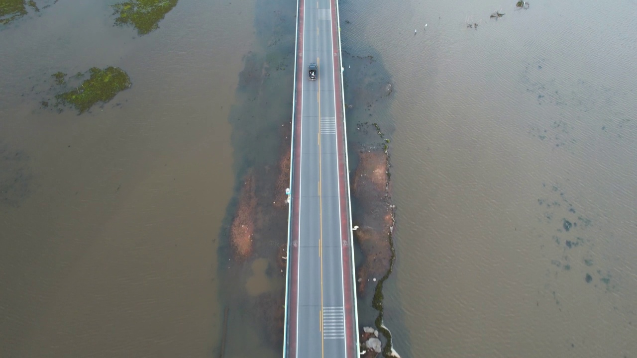 泰国公路桥梁乡村公路上汽车行驶的交通鸟瞰图视频素材