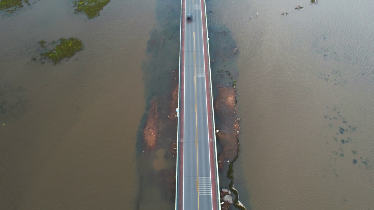 泰国公路桥梁乡村公路上汽车行驶的交通鸟瞰图视频素材