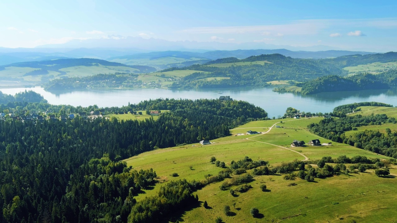 在波兰度假-鸟瞰Czorsztyn湖和Tatra山的景观视频素材