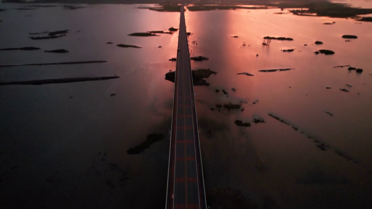 空空如也的路，夕阳从空中落下视频素材