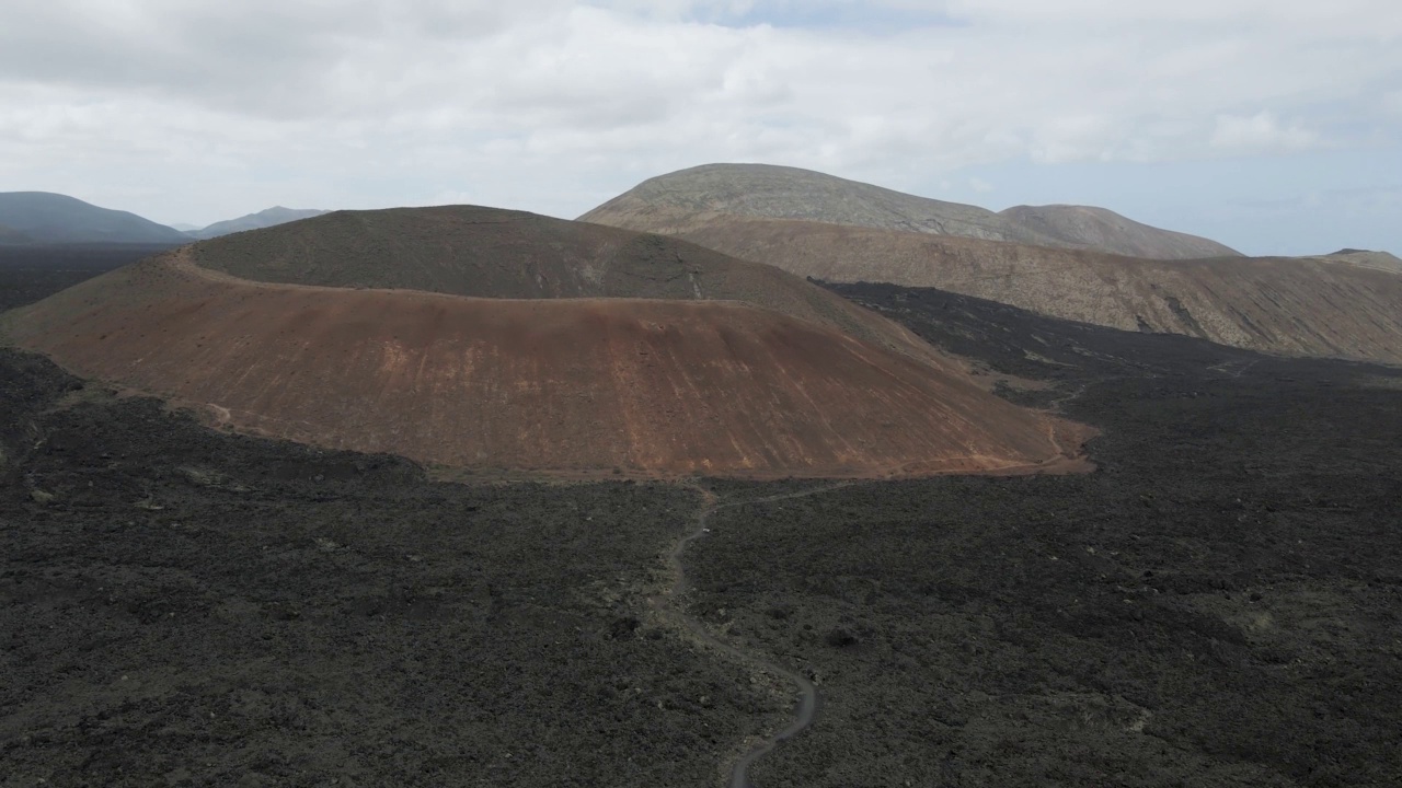 西班牙加那利群岛兰萨罗特布兰卡火山口鸟瞰图。视频素材