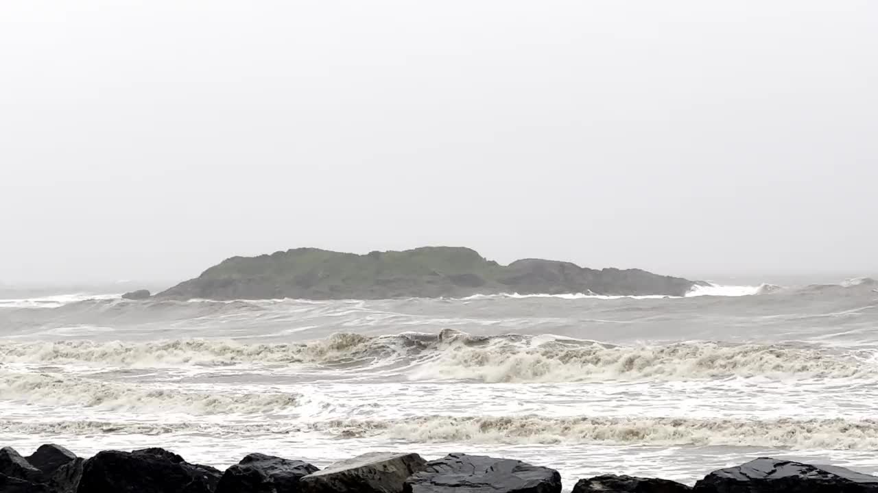 小岛上的暴风雨天气。视频素材