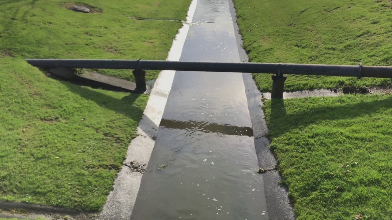 雨水在排水管下流动视频下载