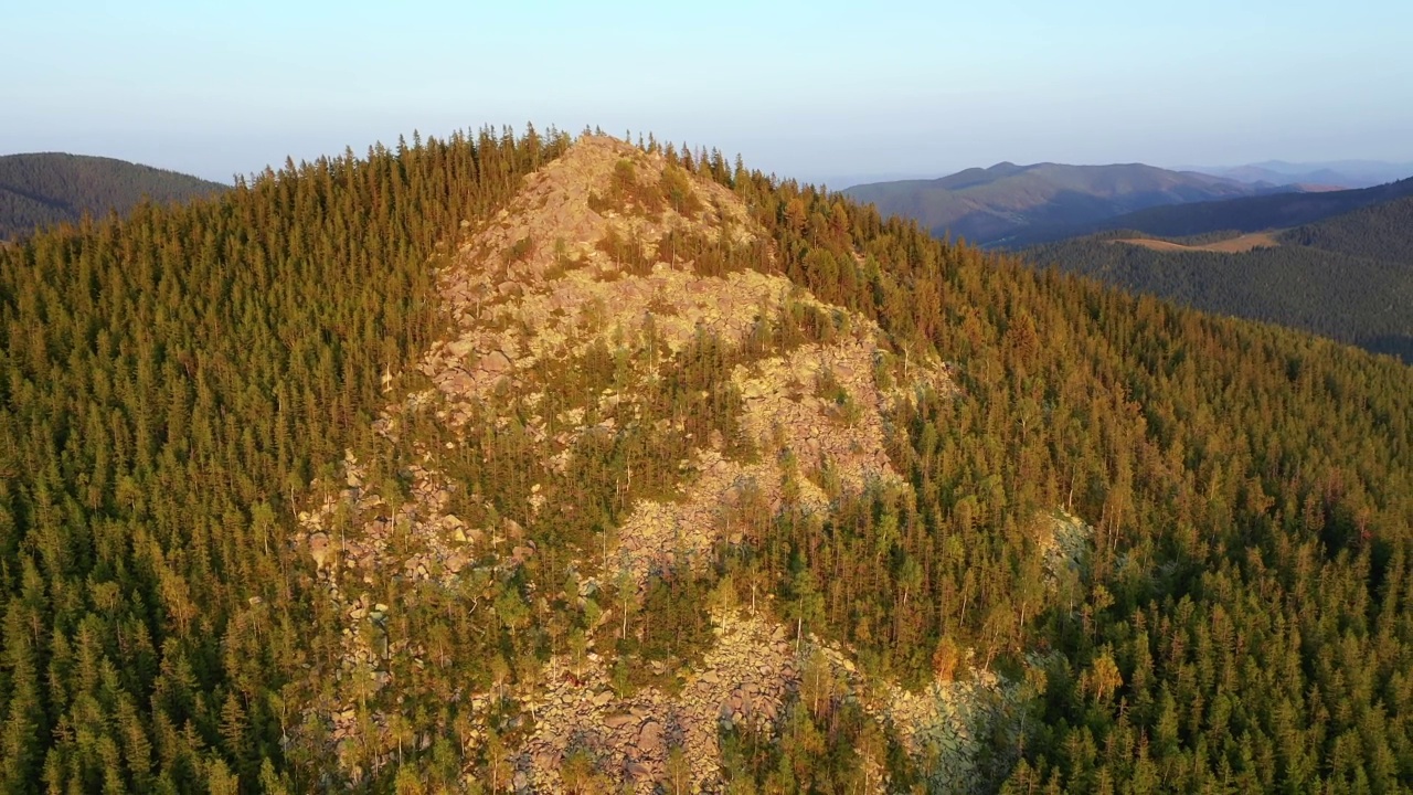 空中拍摄到一个被针叶林覆盖的神奇山崖。视频素材