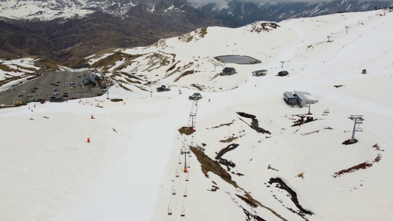 在西班牙韦斯卡的Formigal，滑雪胜地的缆车上拍摄到比利牛斯山脉尽头的航拍视频视频素材