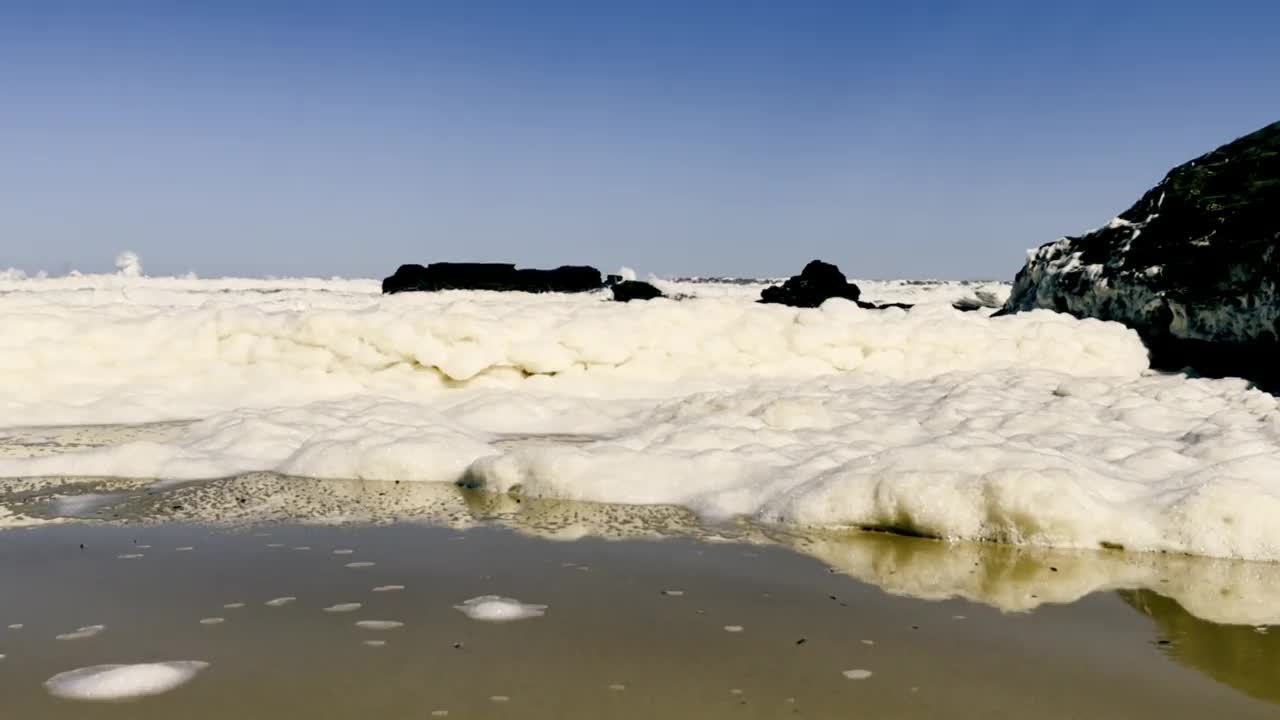 海泡沫慢动作视图。视频素材