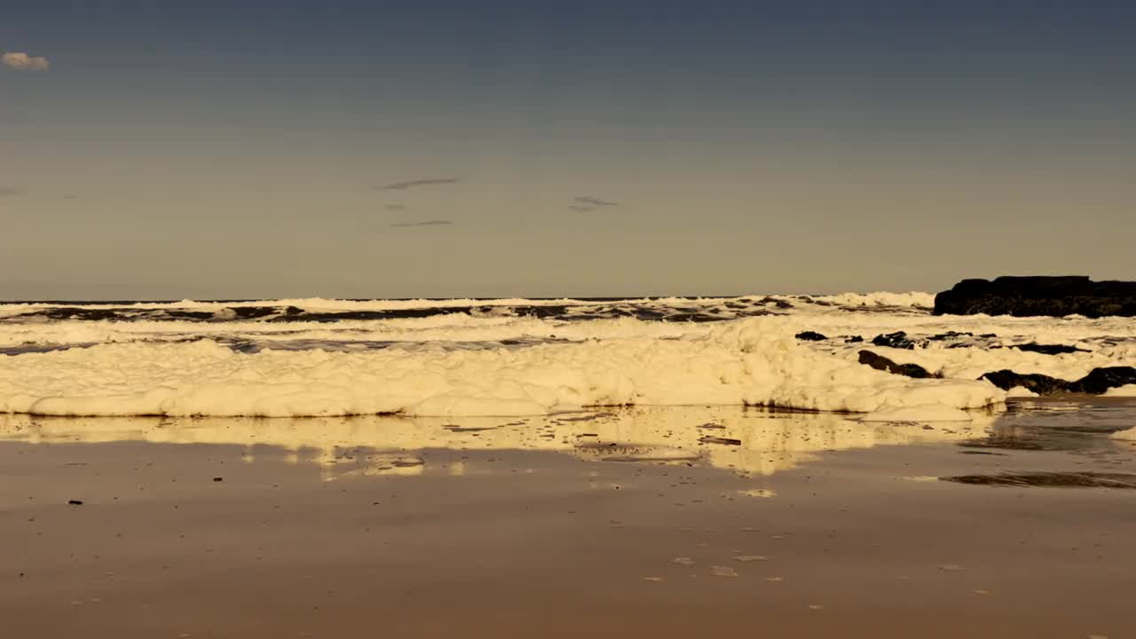 下午晚些时候看海泡沫。视频素材