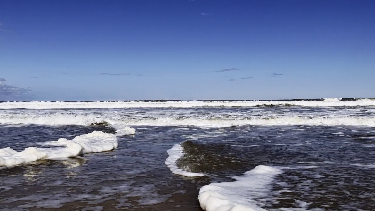 海浪接近海岸。视频素材