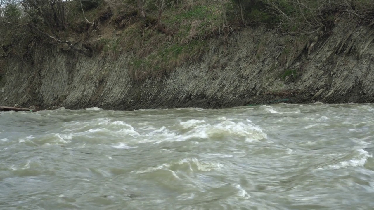 乌克兰春季大雨后湍急泥泞的山区河流。洪水视频素材