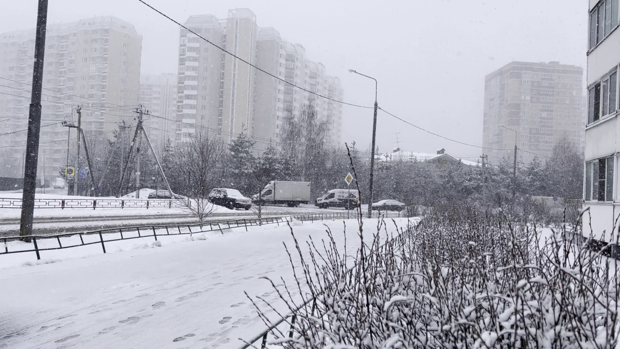 白天，一场大雪落在一座空城的街道上。冬天视频下载