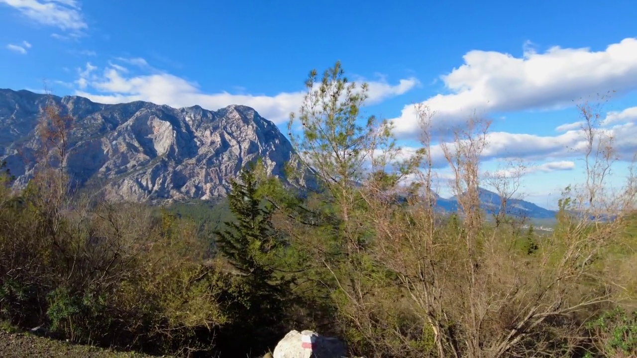 走在雄伟的山路上。视频素材