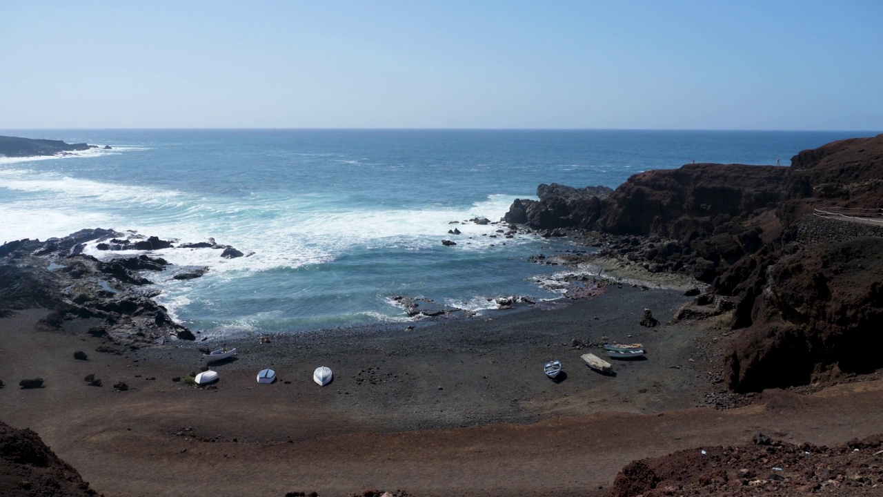 在渔村El Golfo附近的Charco de los Clicos海滩的全景。兰萨罗特岛,加那利群岛。视频素材