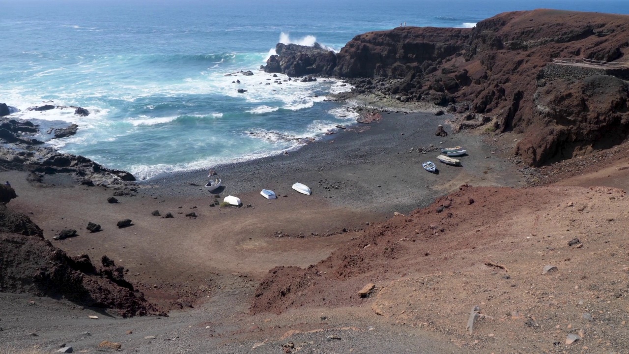 在渔村El Golfo附近的Charco de los Clicos海滩的全景。兰萨罗特岛,加那利群岛。视频素材