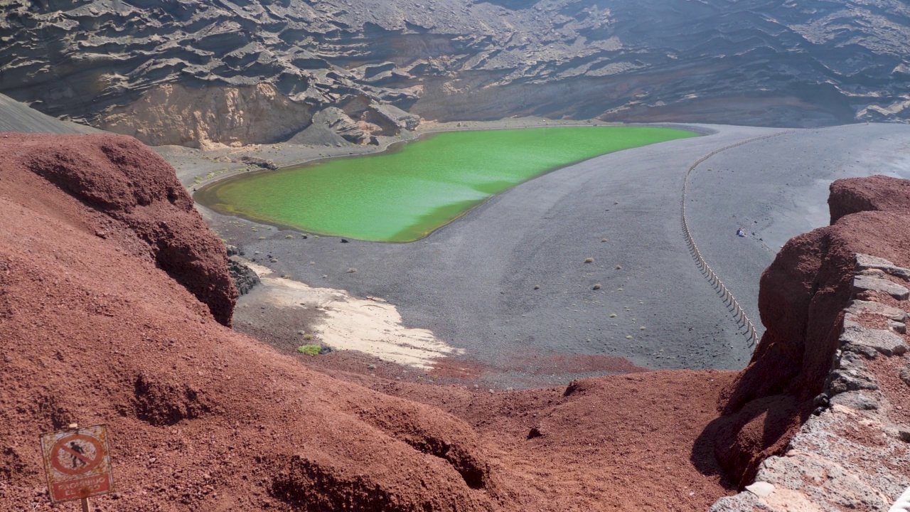 El Golfo的大型火山绿湖(El Lago Verde, Charco de los Clicos)。兰萨罗特岛。加那利群岛。西班牙视频素材