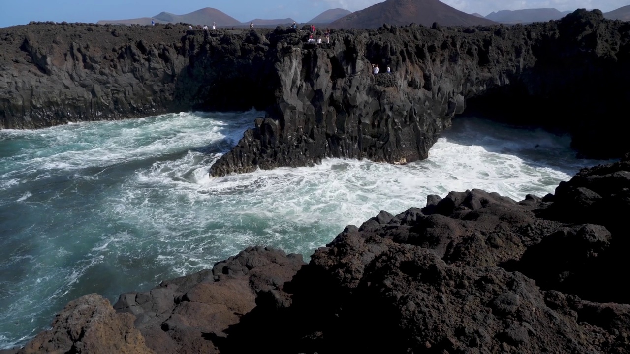 位于兰萨罗特加那利群岛的Los hervideros，后面是火山景观。视频素材