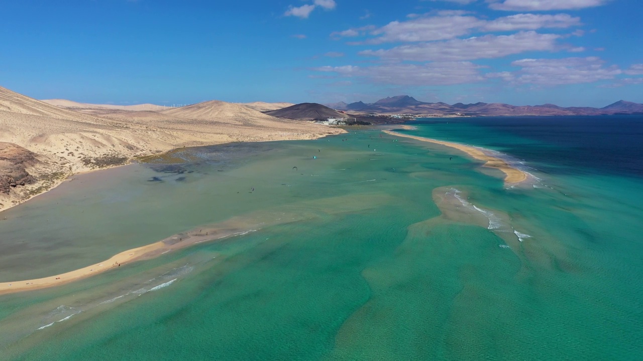 Jandia半岛，Risco del Paso, Playas de Sotavento和Laguna de Sotavento, Fuerteventura，加那利群岛，西班牙，大西洋，欧洲。风筝冲浪在海洋中飞翔，索塔文托海滩，富埃特文图拉视频素材