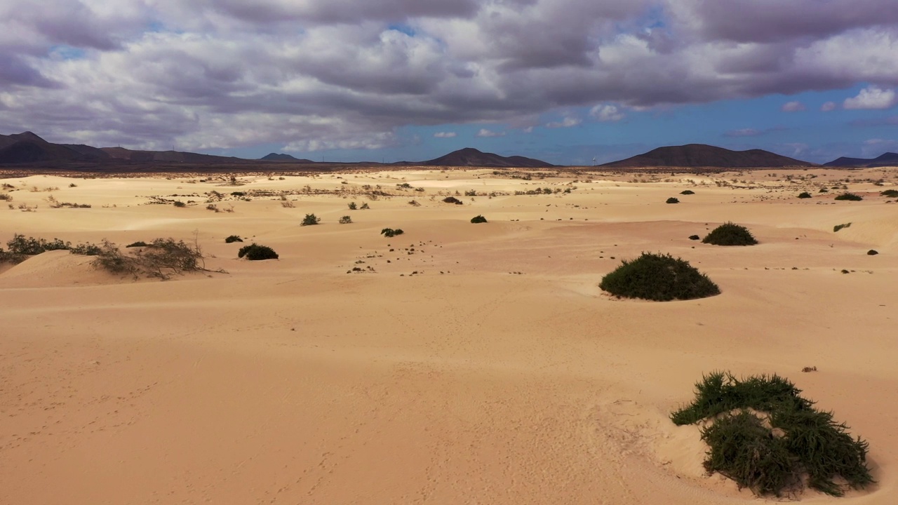 沙丘，Corralejo, Corralejo自然公园，壮观的云层形成，富埃特文图拉，加那利群岛，西班牙。沙丘景观，Corralejo, Fuerteventura，加那利群岛，西班牙。视频素材