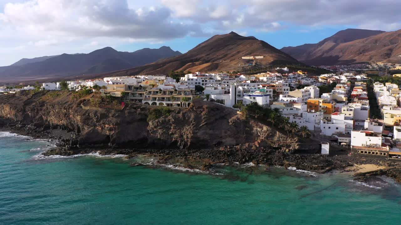 Morro Jable, Fuerteventura，西班牙。在落日的余光中，马特尔拉尔海滩令人叹为观止。Morro Jable和Playa del Matorral, Fuerteventura，加那利群岛，西班牙，大西洋，欧洲视频素材