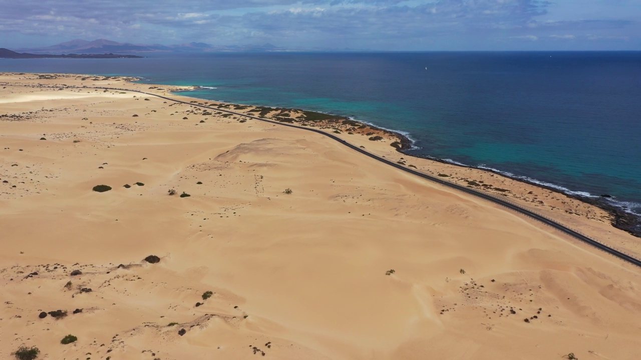 沙丘，Corralejo, Corralejo自然公园，壮观的云层形成，富埃特文图拉，加那利群岛，西班牙。沙丘景观，Corralejo, Fuerteventura，加那利群岛，西班牙。视频素材