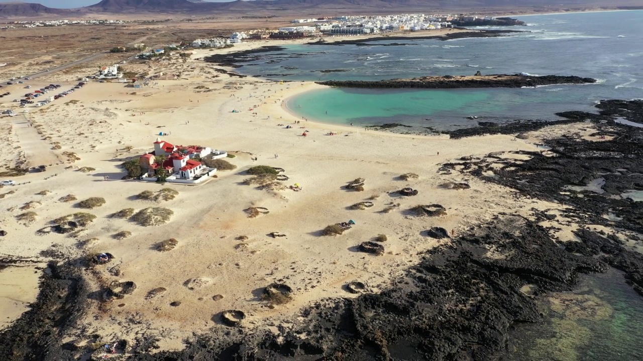 西班牙加那利群岛富埃特文图拉的El Cotillo城全景。富埃特文图拉(Fuerteventura)， El Cotillo岛北部的传统村庄。西班牙加那利群岛。视频素材