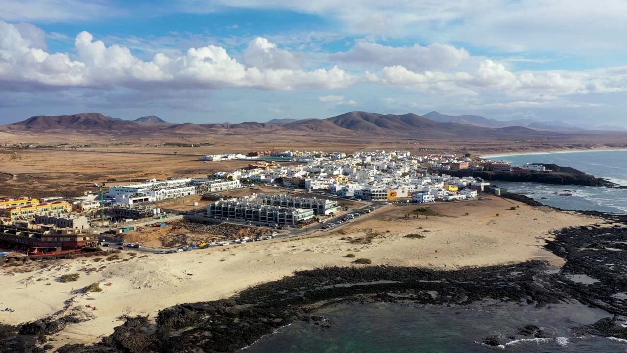 西班牙加那利群岛富埃特文图拉的El Cotillo城全景。富埃特文图拉(Fuerteventura)， El Cotillo岛北部的传统村庄。西班牙加那利群岛。视频素材