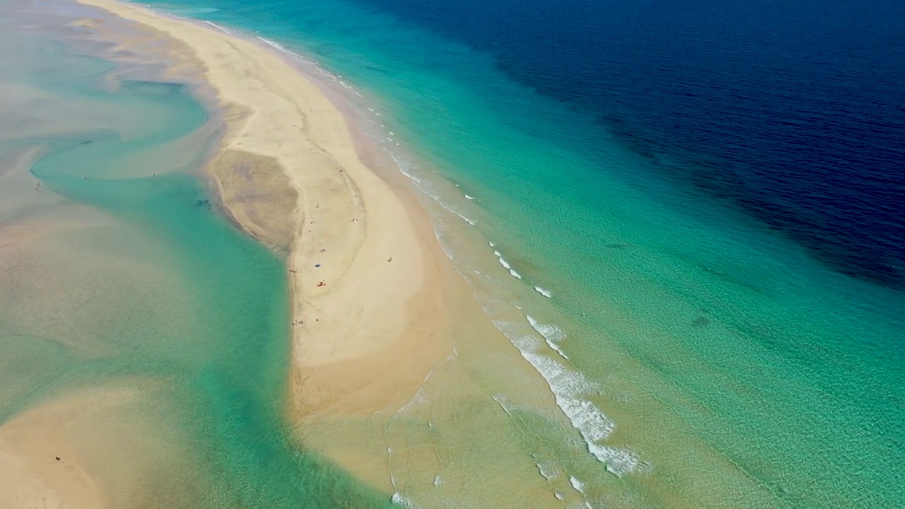 Jandia半岛，Risco del Paso, Playas de Sotavento和Laguna de Sotavento, Fuerteventura，加那利群岛，西班牙，大西洋，欧洲。风筝冲浪在海洋中飞翔，索塔文托海滩，富埃特文图拉视频素材