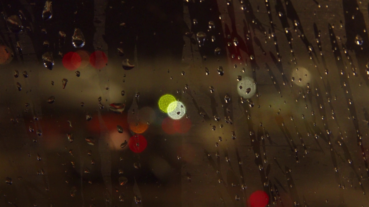 带雨点的飞机窗口夜景视频素材