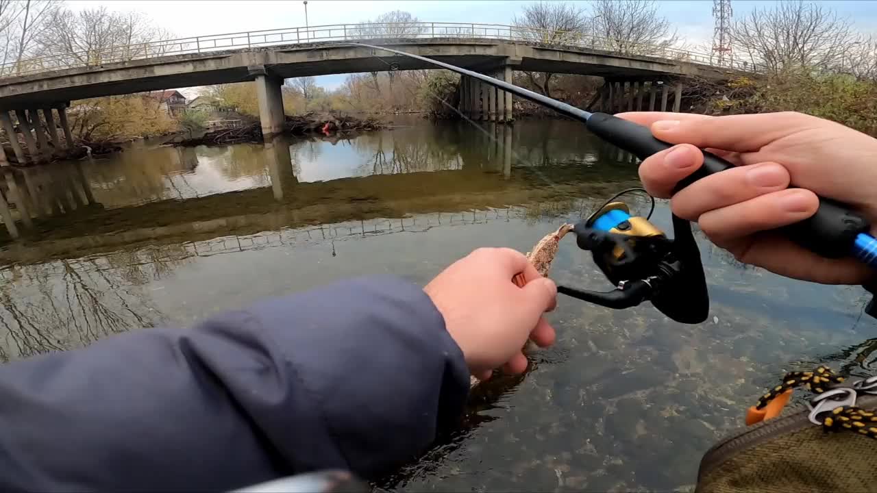 一段在一条美丽的河流前投掷鱼竿的视频。身体摄像头记录下投掷时的每一个动作。视频素材