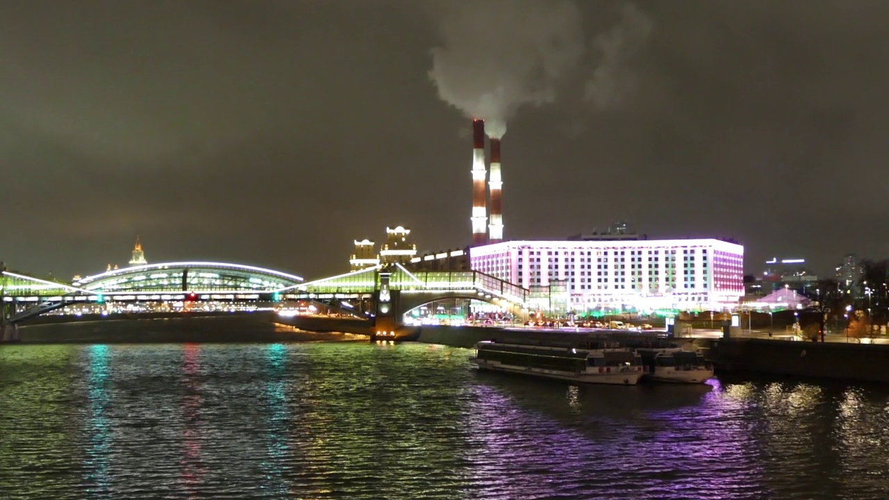 莫斯科河的夜景，工厂的烟囱和灯火通明的桥视频下载