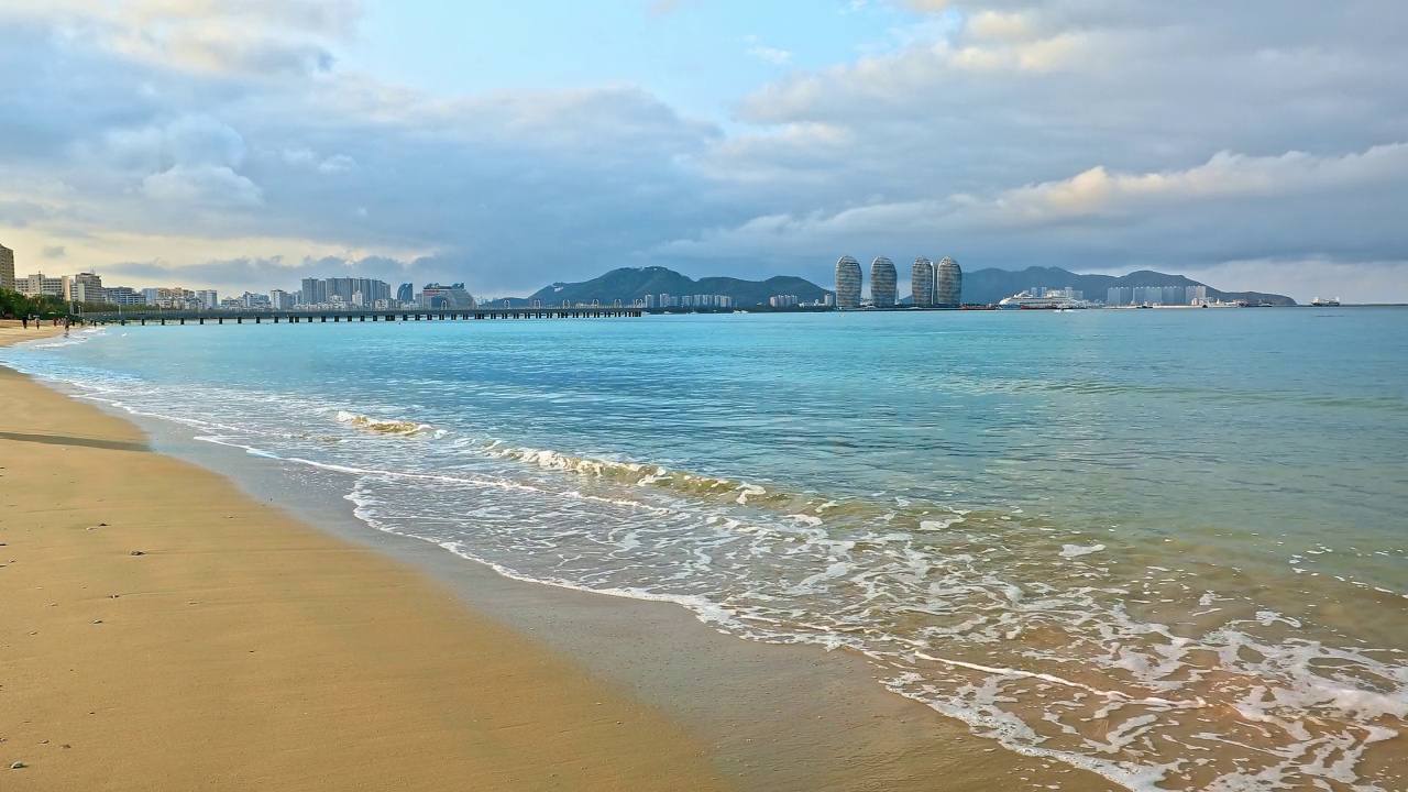 海南的浪涛和城市天际线视频素材