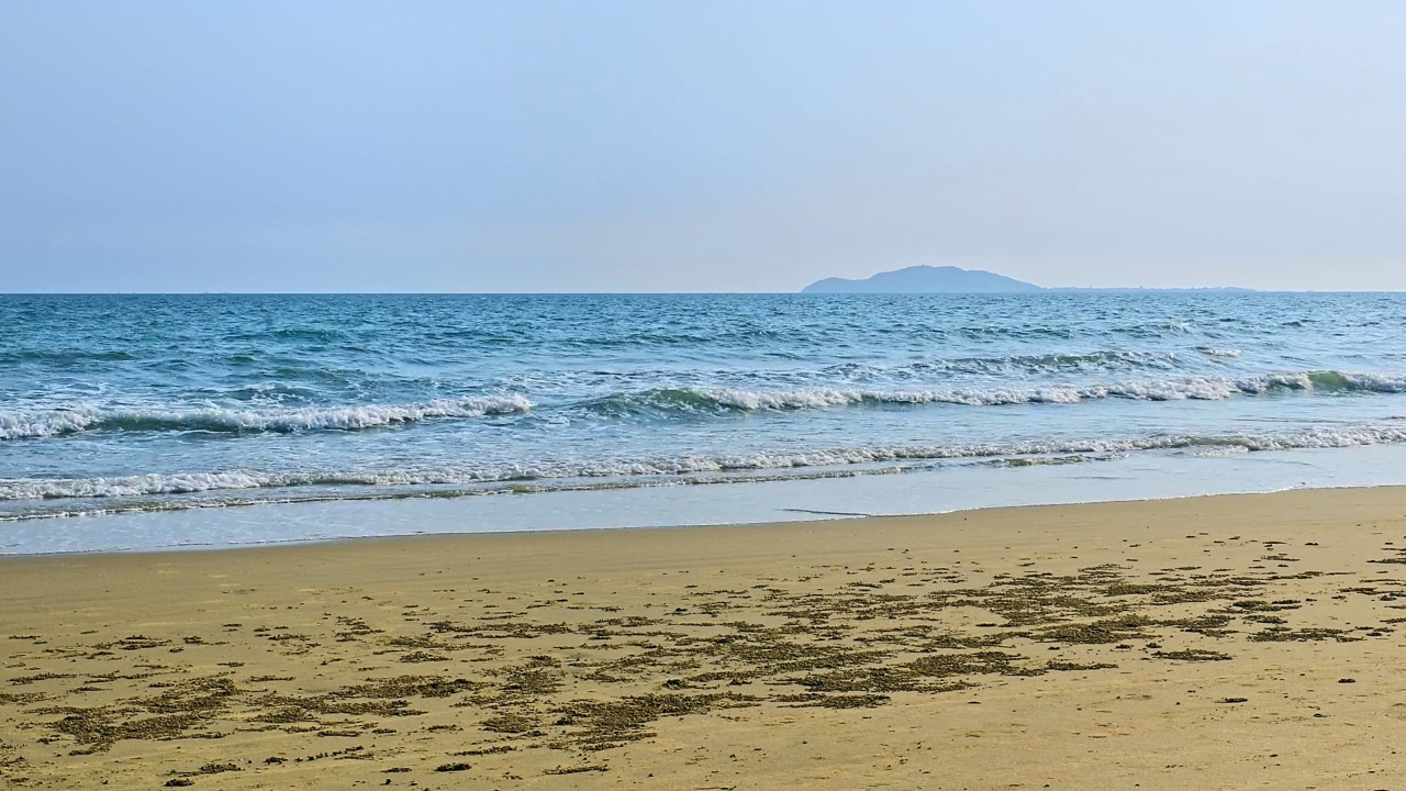 海南日落时翻滚的海浪自然景观视频素材