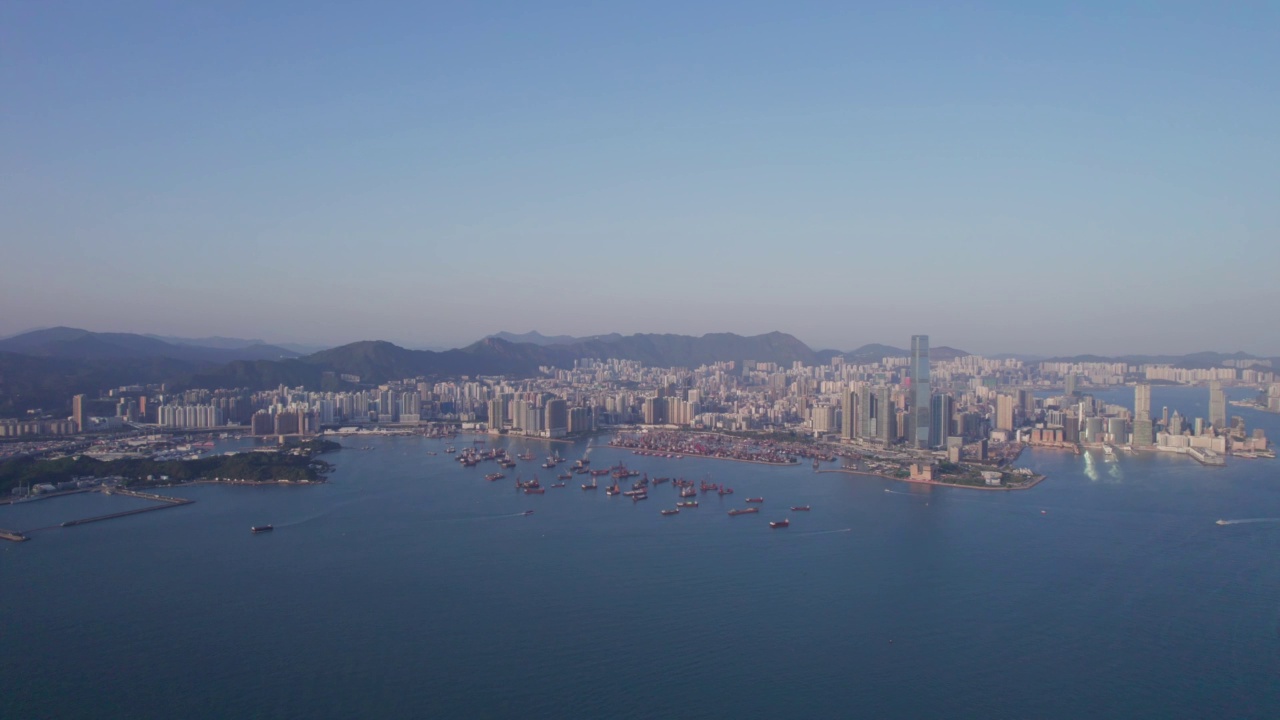 香港城市风景的美丽航拍镜头。日落时分的维多利亚港西侧视频素材